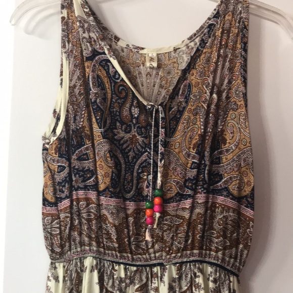 Beautiful summer dress.Tag says large, but fits more like medium.Never worn. - Picture 2 of 7